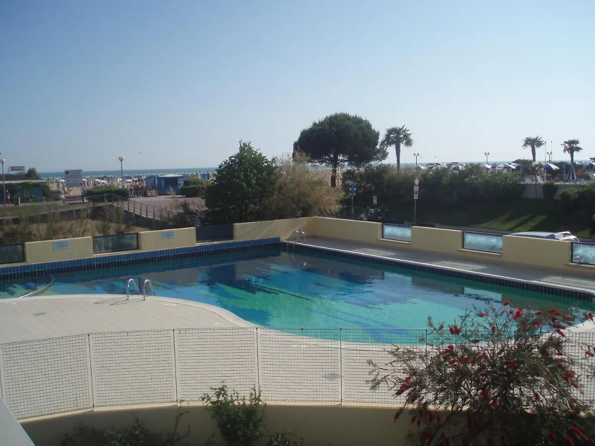 Beachfront Colourful Flat With Swimming Pool Bibione