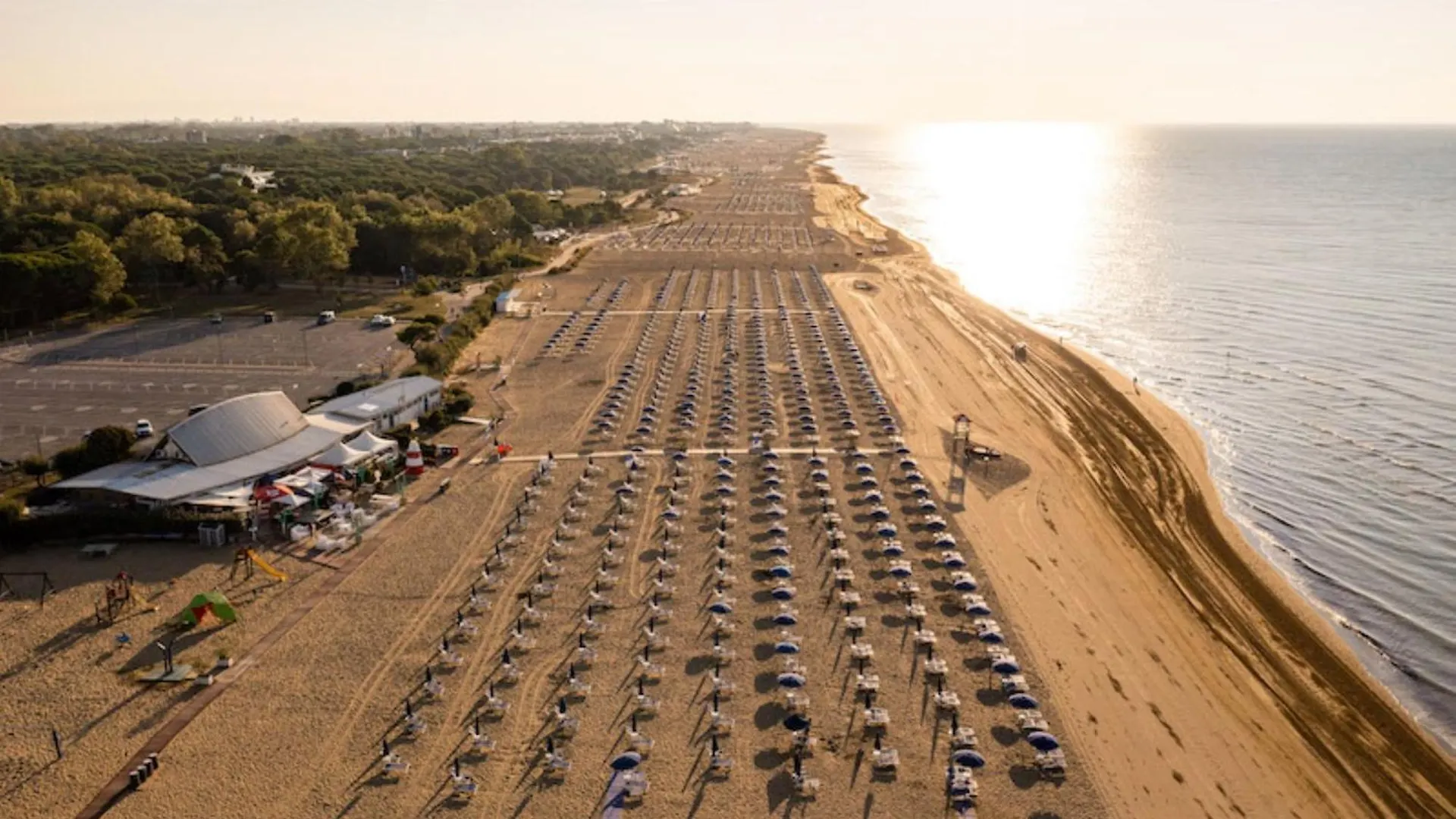 Apartment Beachfront Colourful Flat With Swimming Pool Bibione Italy