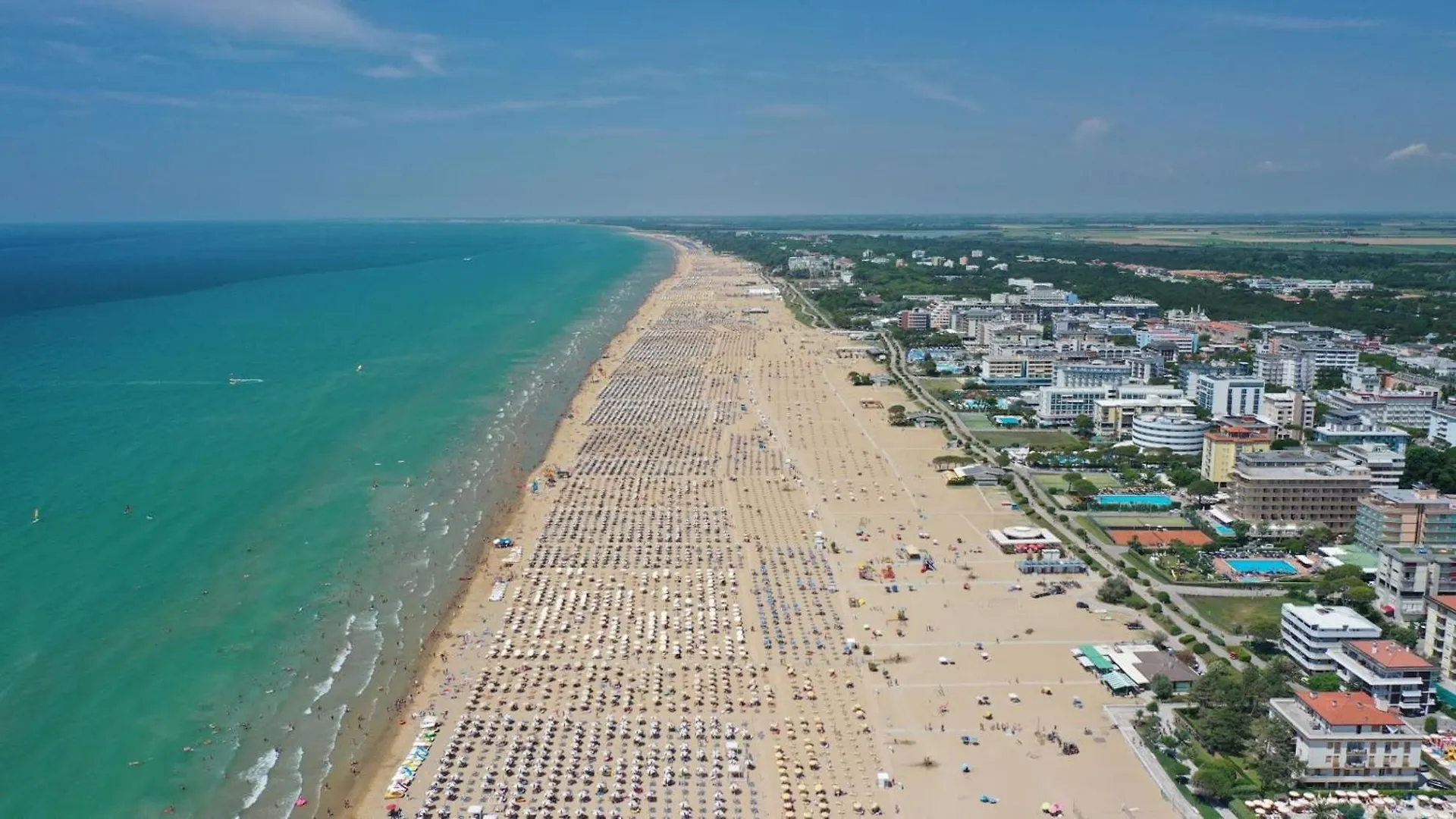 Beachfront Colourful Flat With Swimming Pool Bibione