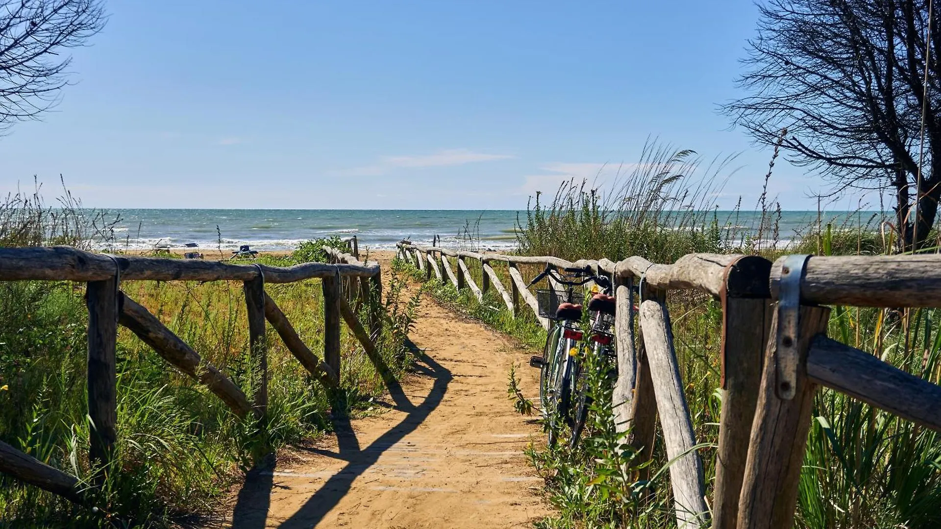 Beachfront Colourful Flat With Swimming Pool Bibione Apartment
