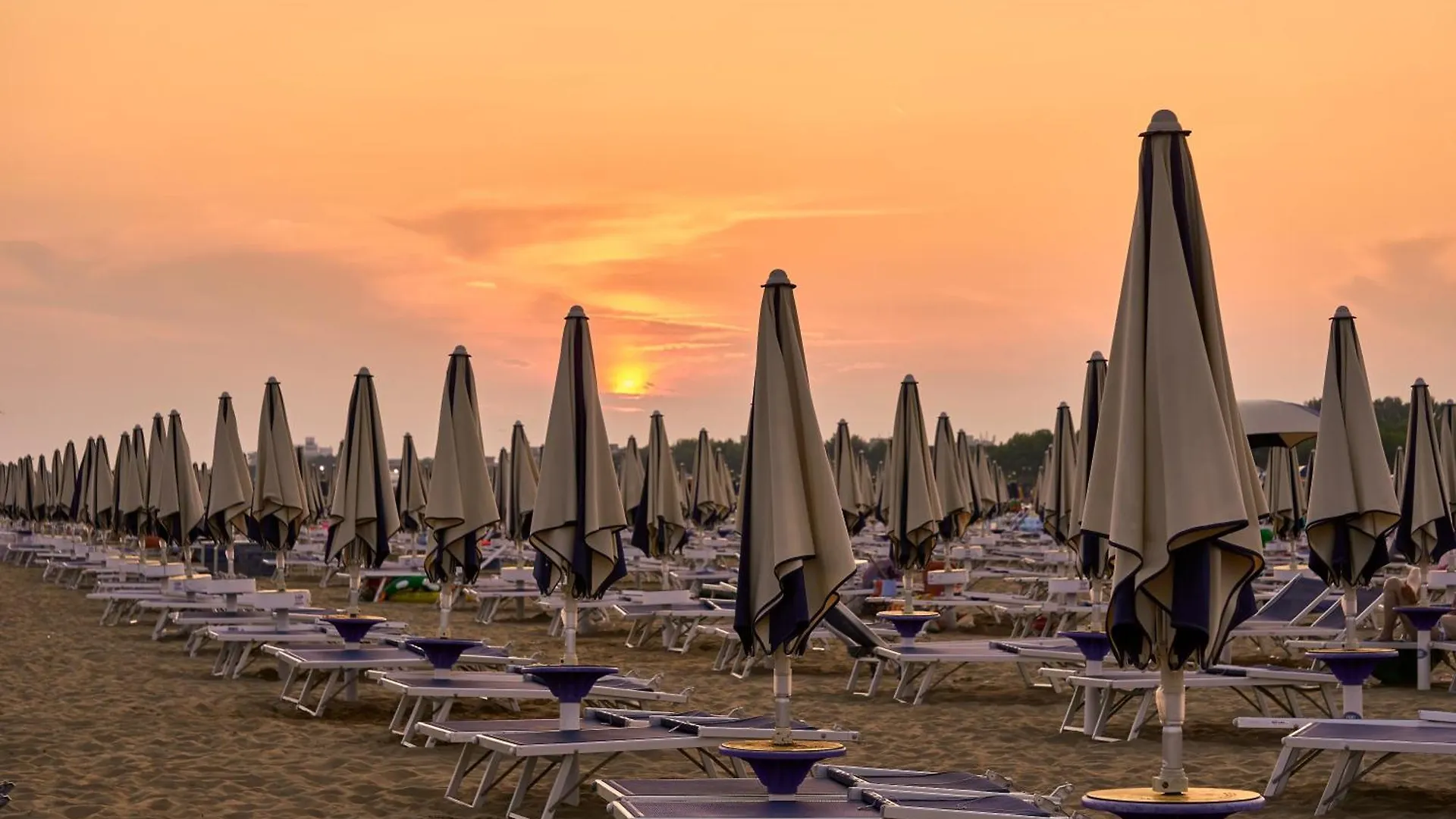 Beachfront Colourful Flat With Swimming Pool Bibione