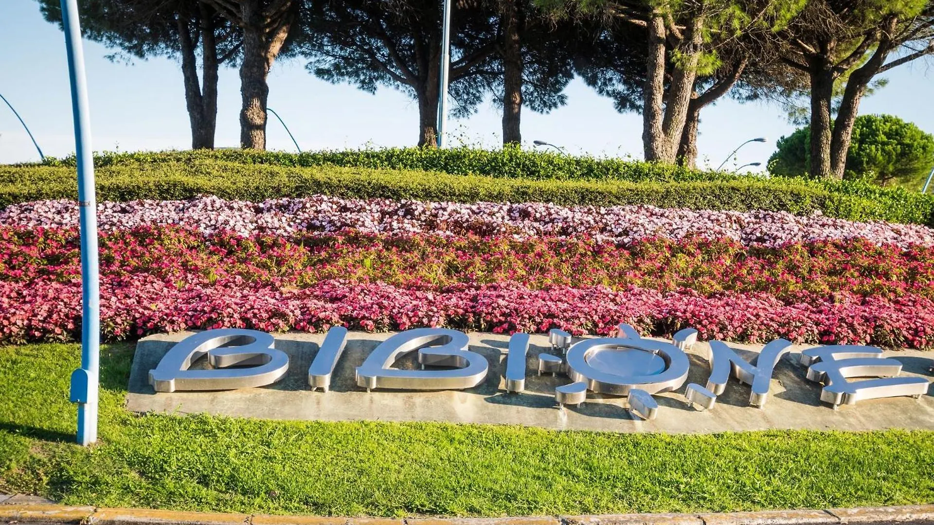 Beachfront Colourful Flat With Swimming Pool Bibione Apartment